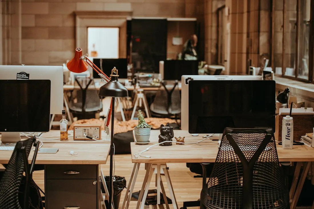 Büro mit Schreibtischen und Bildschirmen