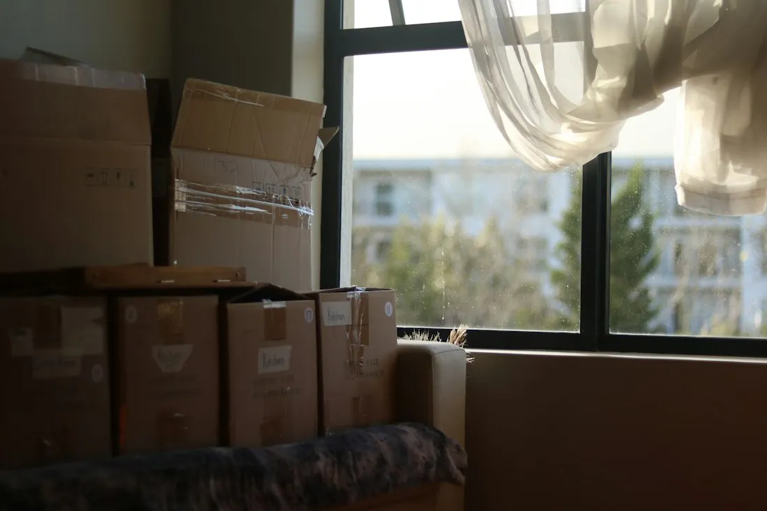 Zimmer mit Umzugskartons am Fenster
